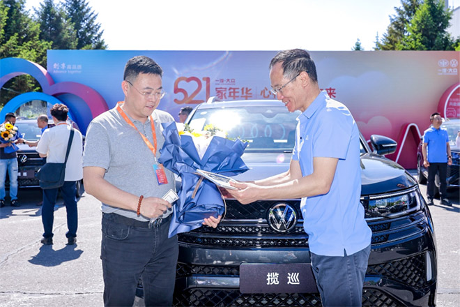 潘占福亲自为用户交车并赠送定制交车礼 潘占福亲自为用户交车并赠送定制交车礼