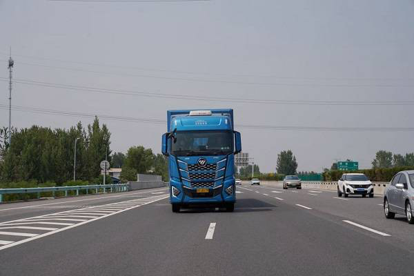欧曼自动挡燃气车“云巅穿越之旅”首日畅行两千里 百公里气耗25kg
