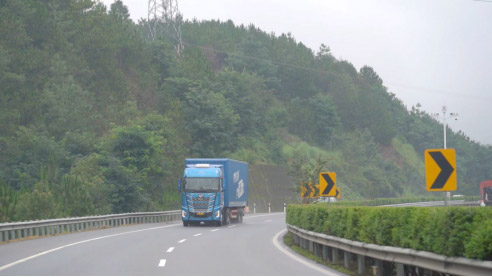 全程2903km 百公里气耗29.9kg 欧曼自动挡燃气车云巅穿越之旅尽显运输赢实力