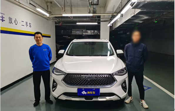 颜虎(左)正同客户交付车辆 颜虎(左)正同客户交付车辆