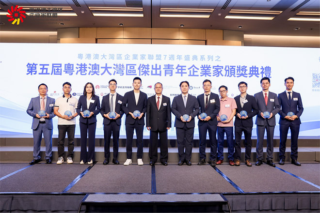 杰出青年企业家合影