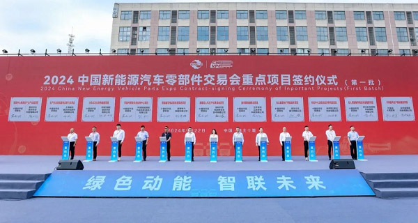 必应货滴(右3)与十堰经开区管委会签署必应货滴无人驾驶城市物流车全链条项目 必应货滴(右3)与十堰经开区管委会签署必应货滴无人驾驶城市物流车全链条项目