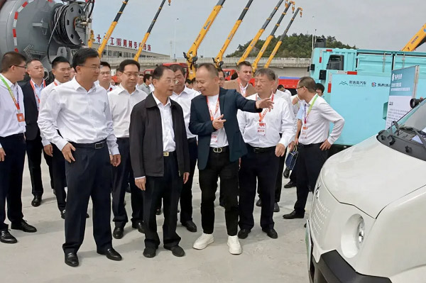 新吉奥集团董事长缪雪中向十堰市政府领导一行介绍新吉奥汽车 新吉奥集团董事长缪雪中向十堰市政府领导一行介绍新吉奥汽车
