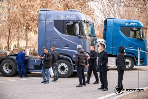 交车100台 签约300台 欧曼银河重卡发布