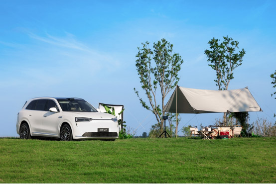 问界M8与全新问界M7闪耀2025彩色跑北京站