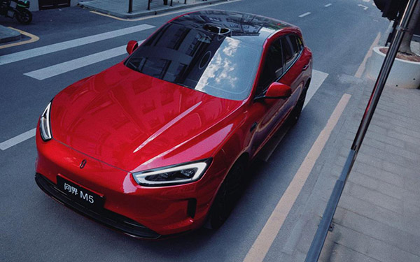 无惧大雾天气与拥堵路况,问界新M5 Ultra让您冬日通勤更从容