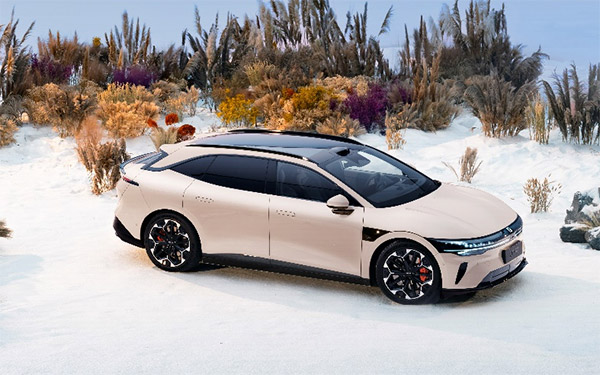 采用豪华车涂装工艺 极氪007GT推出新色“云雾粉”