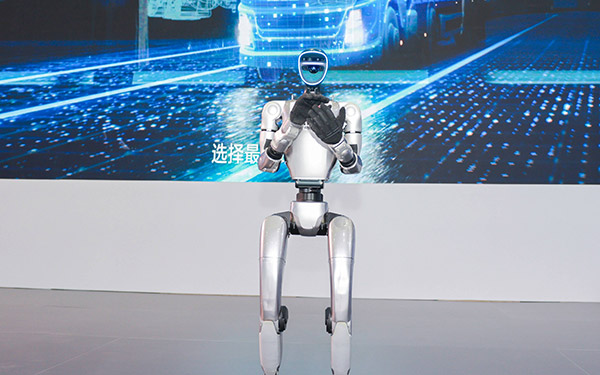 东风商用车亮剑！6车7动力震撼武汉车展_图片新闻