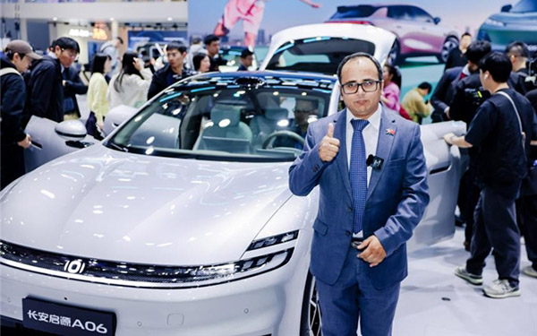 多国外交官的“种草”现场：这台中国车，让他们坐下了就不想走_图片新闻