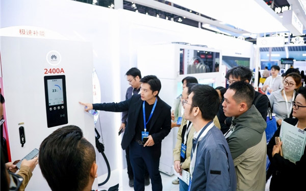 闪耀鹏城 华为超充引领充电行业真实变革_图片新闻