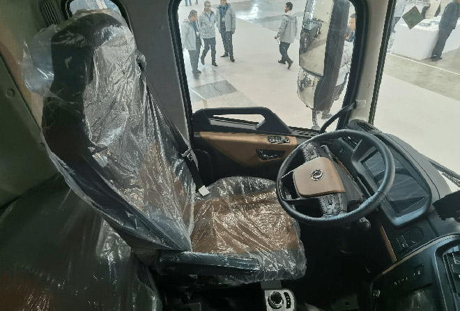 采用高顶单卧铺驾驶室 