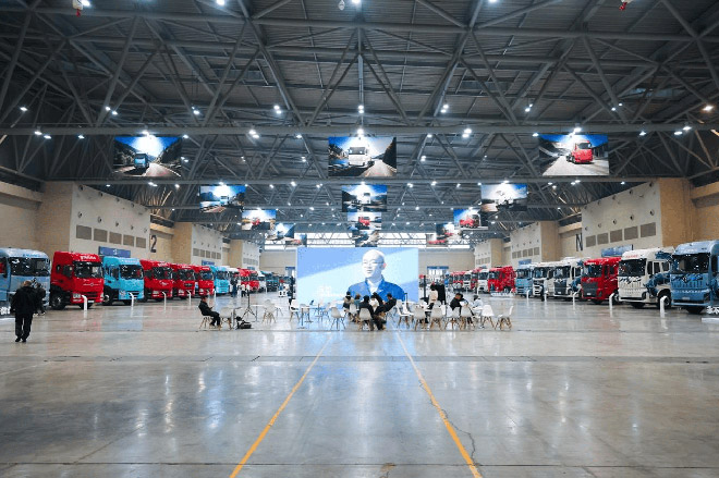 东风商用车2026年度合作伙伴大会展车现场 东风商用车2026年度合作伙伴大会展车现场