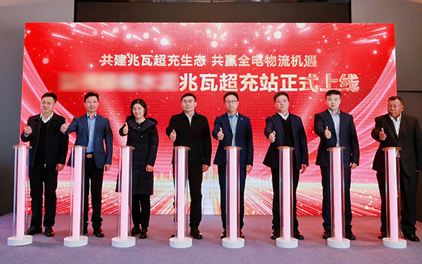 30台兆瓦超充重卡交付！东风&华为共建兆瓦超充生态 共赢全电物流机遇 