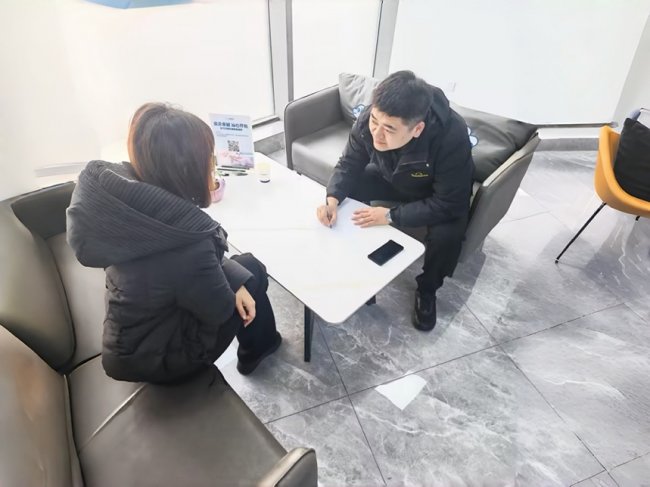 邹兴旺在服务客户中 邹兴旺在服务客户中
