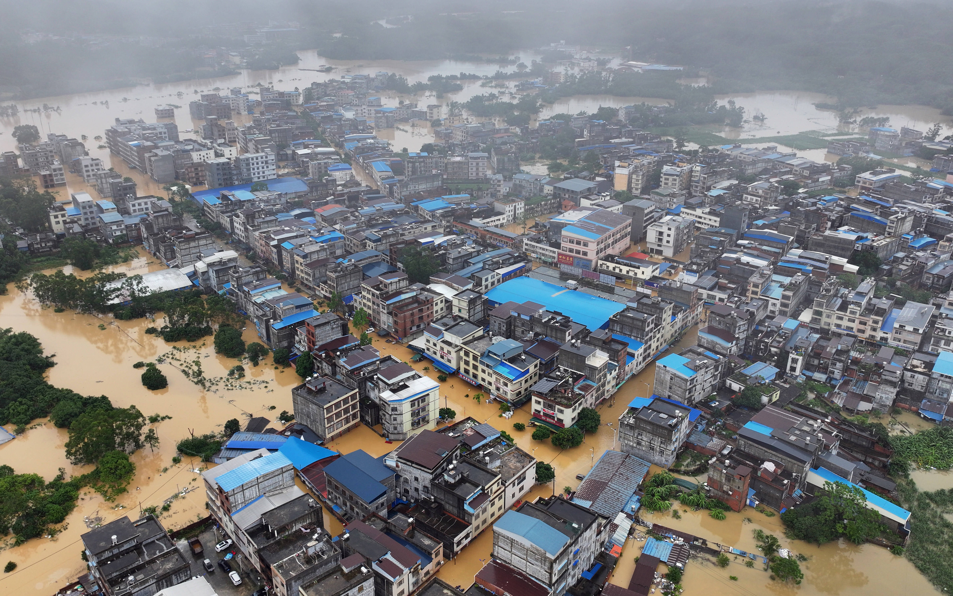 洪水无情人有情,更该看见“地下”的差距